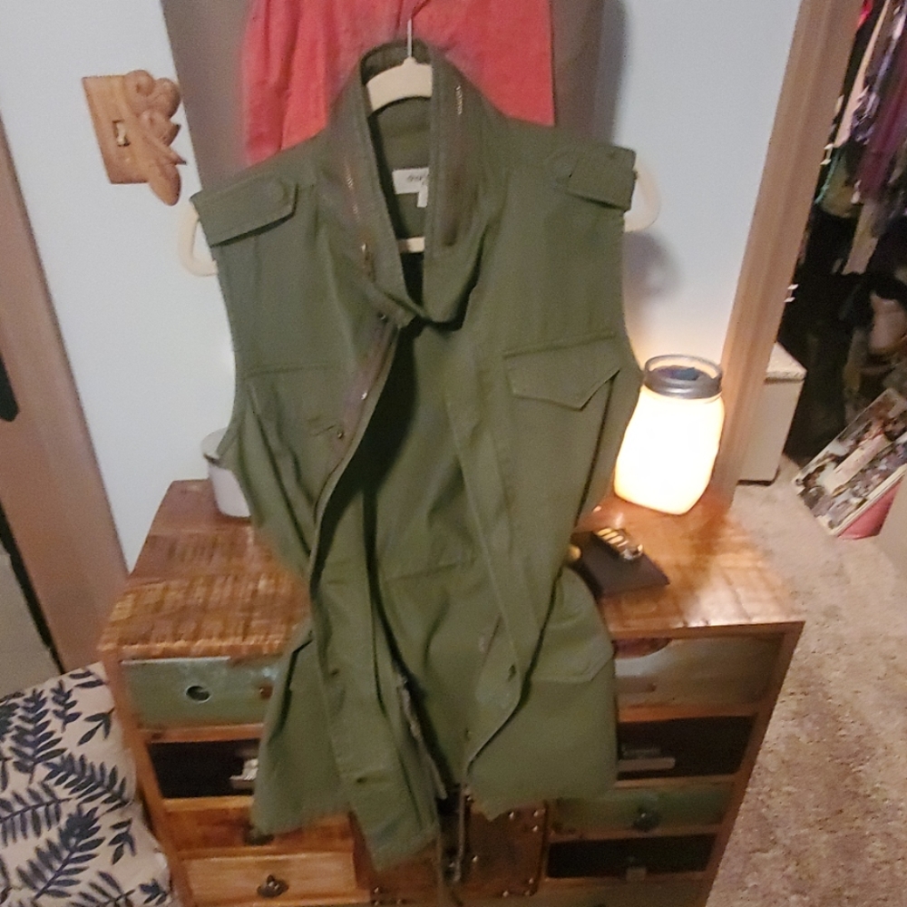 Vest - Picture 3 of 4